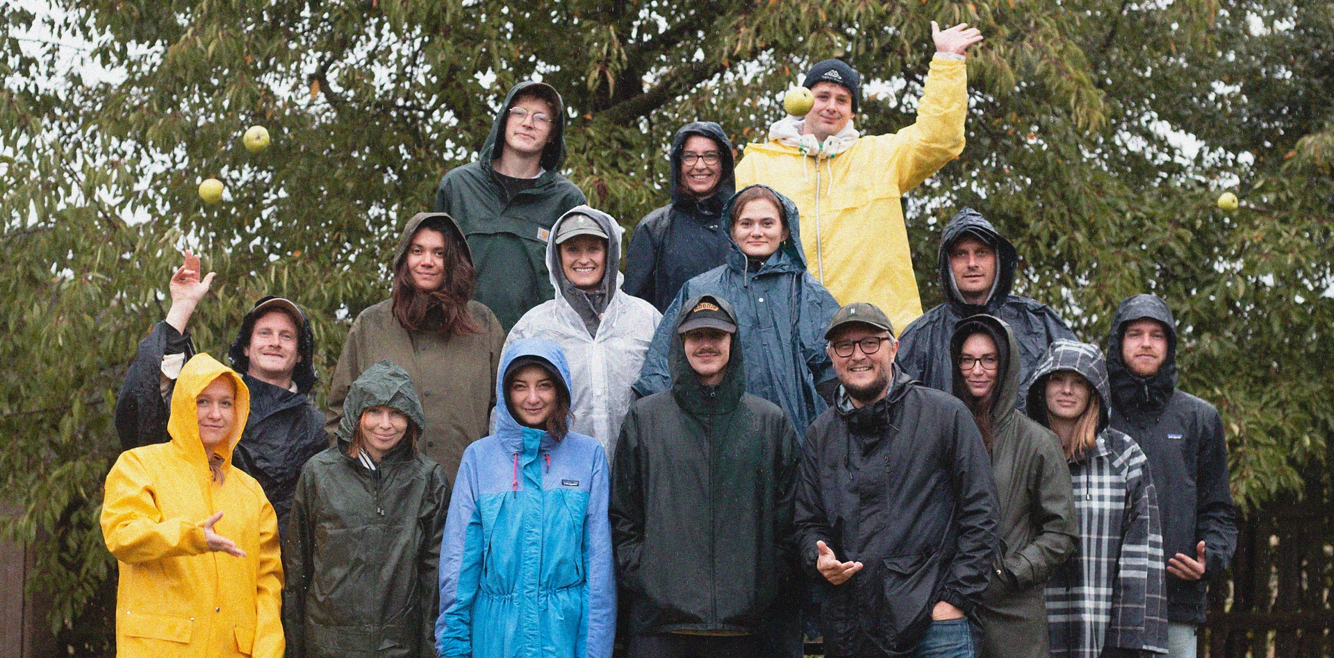 A+Manual tým (sběračská část): Zleva Vlaďka Šmerdová, Mikuláš Pavlík, Adéla Truksa, Yasmin Borůvková, Šimon Marek, Kateřina Janíková, Jindra Zahradníková, Šárka Hamanová, Jindřich Šálek, Denisa Lainková, Honza Červenka, Honza Nízký, Jáchym Jakeš, Klára Kvitová, Viola Vondráková, Martin Kunc